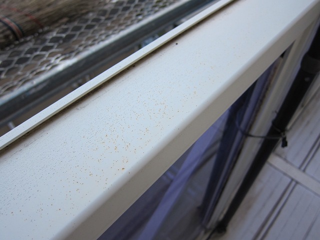 他社の屋根カバー工事で飛んだ鉄粉でサビが発生